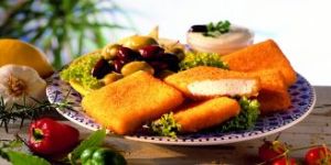 Euro Food Conrad Panierter Käse auf dem Teller mit Dipp und Gemüse